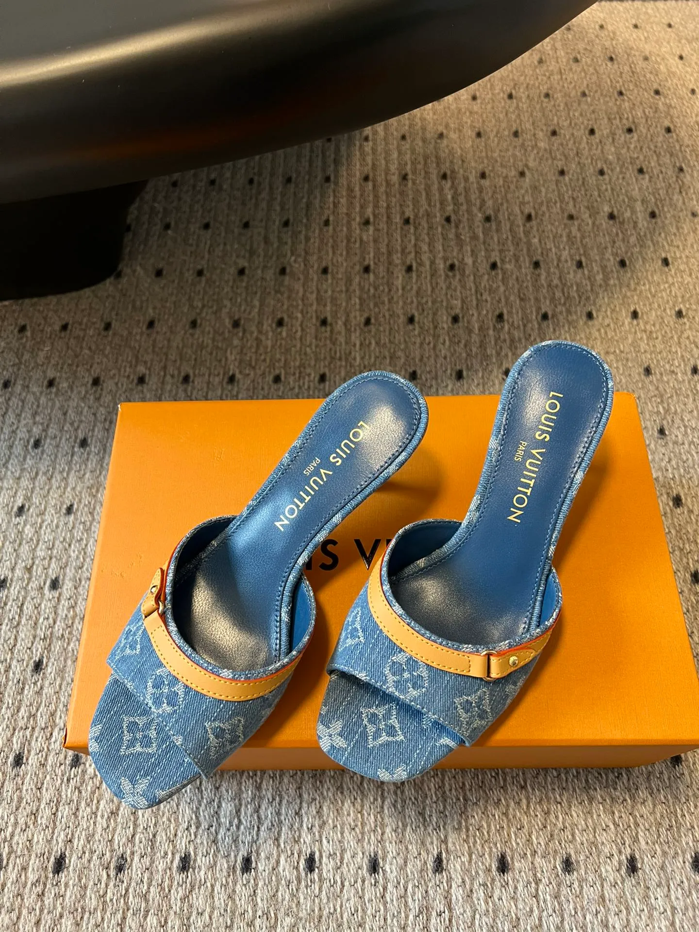 👟👟Ex-factory price 480👟👟 * 25ss spring and summer new style black and white three-color cat-heeled flat sandals. It is difficult not to doubt whether it borrowed from the Tang Dynasty's Tang Sancai as a basis and innovated it into the classic LV logo. It used color and the large area of ​​the upper as a contrast to create a white or black three-color element style on the upper, creating another classic style! Super greasy on feet! Indescribable fashion! It’s easy to match every day, and it’s very relevant to the changes and development of the times! Kitten heels are super easy to wear and give your feet a full summer vibe! Material: Original customized fabric Lining: Cow lining Outsole: Genuine leather outsole imported from Italy Shoe size: 35-41 (40.41 customized non-returnable